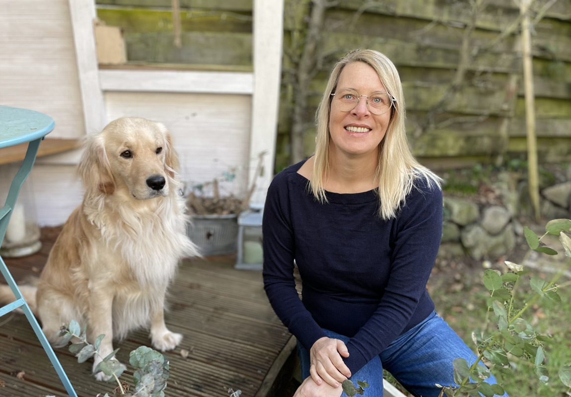 Bärbel Fine mit Ihrem Therapiehund Yoda